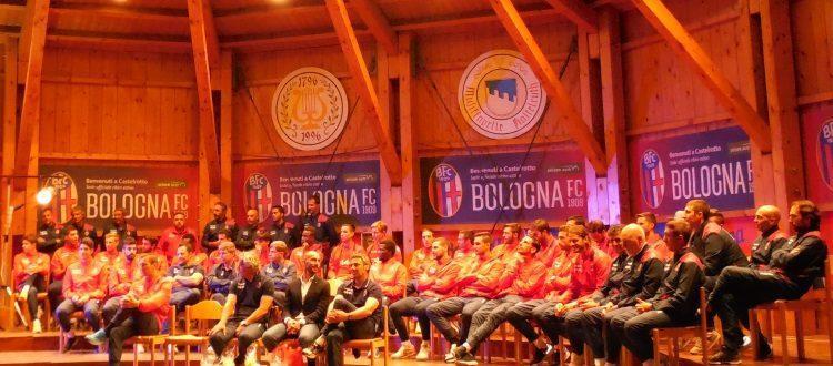 Il Bologna riunito sul palco nel centro di Castelrotto