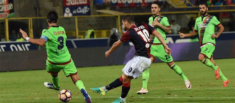 Mattia Destro realizza il gol della vittoria sul Crotone