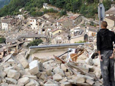 Una devastante immagine di Pescara del Tronto, piccola località nelle Marche distrutta dal terremoto