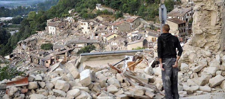 Una devastante immagine di Pescara del Tronto, piccola località nelle Marche distrutta dal terremoto