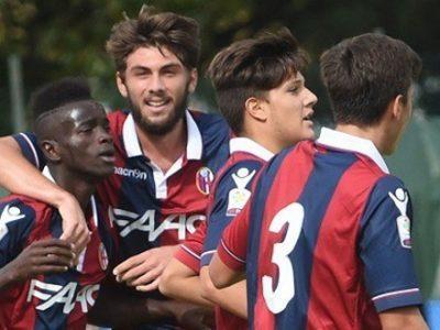 Moussa Souare abbracciato dai compagni del Bologna dopo un gol