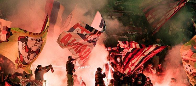 Cori, fumogeni, sciarpe e bandiere: a Casteldebole la Curva Andrea Costa torna a caricare il Bologna