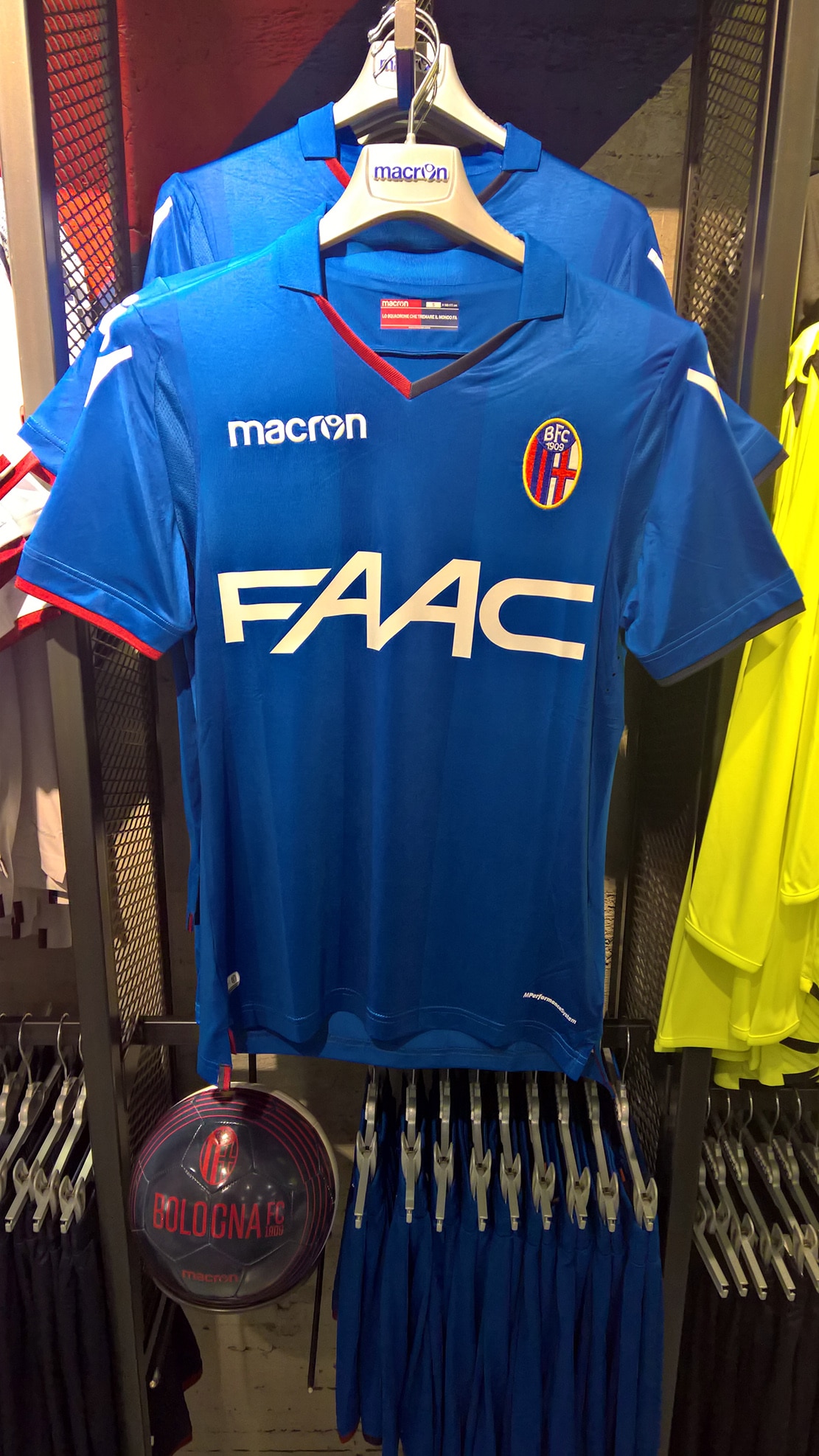 È blu royal la terza maglia del Bologna 2017-2018 ...