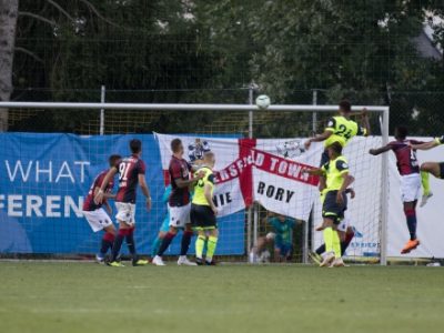 Bologna beffato allo scadere dall'Huddersfield: gli inglesi vincono 2-1, per i rossoblù a segno Falcinelli