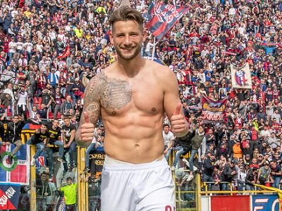 Dijks saluta e abbraccia i tifosi del Bologna: 