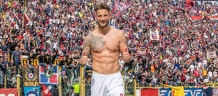 Dijks saluta e abbraccia i tifosi del Bologna: 