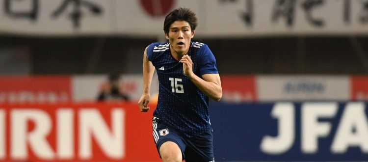 Takehiro Tomiyasu in azione con la maglia del Giappone