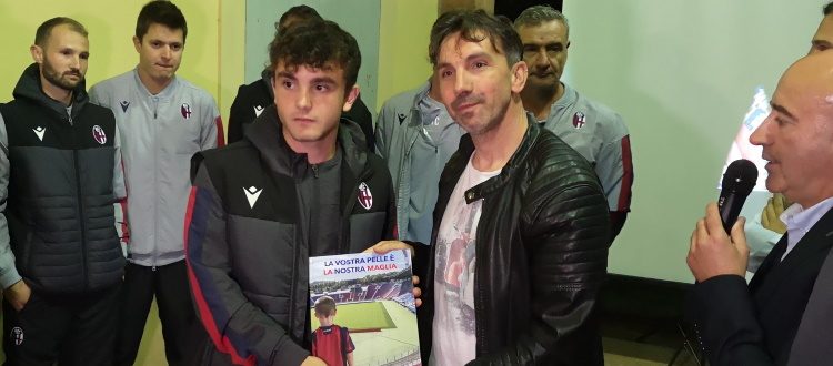 Presentato 'La vostra pelle è la nostra maglia', il libro fotografico di Damiano Fiorentini dedicato al Bologna Primavera 2018-2019