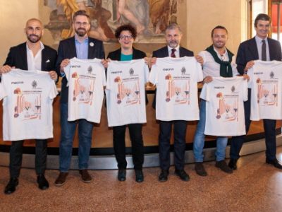 Le squadre di Bologna riunite in una speciale t-shirt a sostegno dei portici come patrimonio UNESCO