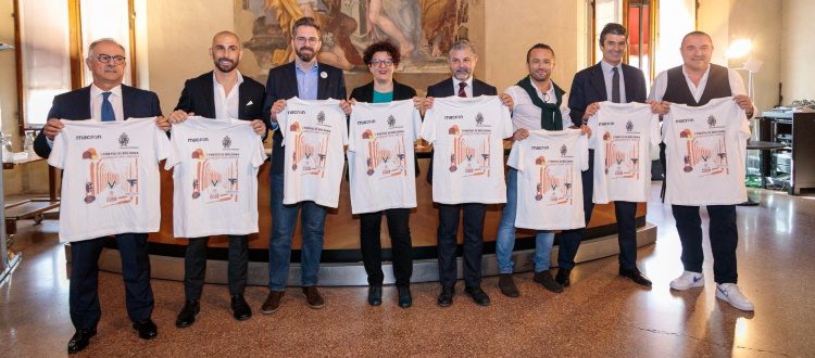 Le squadre di Bologna riunite in una speciale t-shirt a sostegno dei portici come patrimonio UNESCO