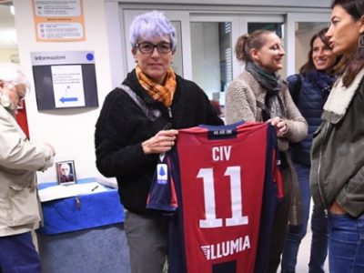 In centinaia alla camera ardente per l'ultimo saluto al Civ, dal Bologna in dono la maglia 'Civ 11'