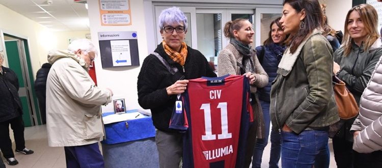 In centinaia alla camera ardente per l'ultimo saluto al Civ, dal Bologna in dono la maglia 'Civ 11'