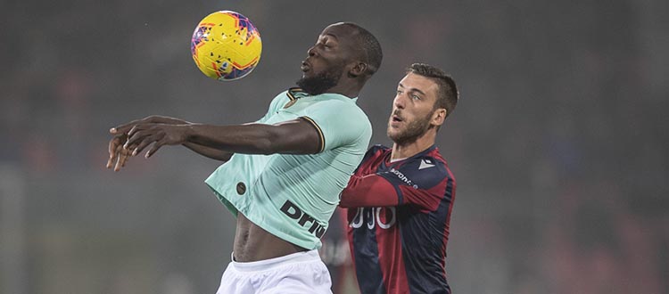 Bologna, un'altra maledetta beffa: l'Inter vince 2-1 in rimonta, decisive anche le decisioni arbitrali