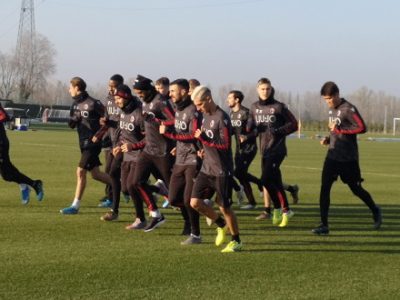 Tanti tifosi a Casteldebole per il ritorno in campo del Bologna. Sotto lo sguardo di Mihajlovic, primo allenamento per Dominguez