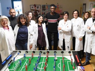 Una delegazione del Bologna in visita al reparto pediatrico del Bellaria