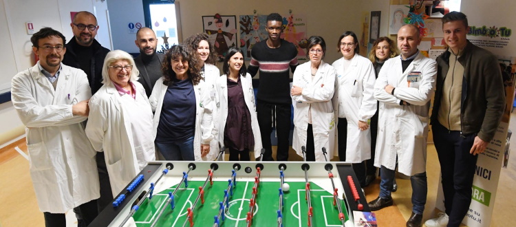 Una delegazione del Bologna in visita al reparto pediatrico del Bellaria