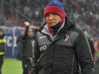 Niente giorno di pausa, Bologna anche oggi al lavoro. E Sinisa spiega ai difensori come si fa