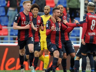 Il Bologna gioca, segna, controlla e poi si butta via: 1-1 col Verona tra mille brividi