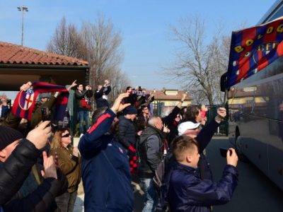 Bagno di folla per il Bologna a Casteldebole, rossoblù accolti da oltre 500 tifosi