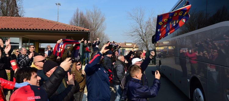 Bagno di folla per il Bologna a Casteldebole, rossoblù accolti da oltre 500 tifosi