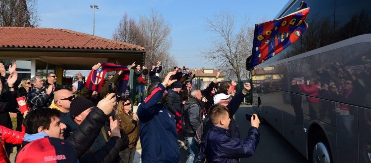 Bagno di folla per il Bologna a Casteldebole, rossoblù accolti da oltre 500 tifosi