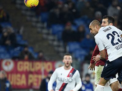 Danilo, leader indiscusso della retroguardia rossoblù e non solo, si è presentato in mixed zone al termine di Roma-Bologna e ha commentato così la fantastica vittoria per 3-2 ottenuta dai rossoblù: Vince chi segna di più – «Il nostro stile di gioco ci porta a rischiare di prendere gol, oggi la nostra linea difensiva è stata spesso a ridosso del centrocampo. È l’impronta che ci ha dato il mister fin dal primo giorno, io stesso ormai ripeto spesso ai miei compagni che l’importante è segnare un gol in più degli altri. La difesa è un meccanismo complesso, appena si sbaglia un movimento si rischia di incassare una rete e oggi è successo due volte, ma allo stesso tempo credo che potessimo segnarne quattro o cinque, per cui va bene così». Un unico rammarico – «Siamo un bel gruppo, eravamo uniti sin dall’inizio dell’anno e ci siamo cementati ancora di più dopo la malattia del mister. Ora vedo un sacco di ragazzi giovani divertirsi in campo e sono contento, io stesso mi diverto e mi rammarico per aver conosciuto Mihajlovic così avanti nella mia carriera». Una gara per volta – «L’anno scorso arrivando decimi abbiamo fatto un mezzo miracolo, quest’anno abbiamo dovuto affrontare una serie di difficoltà dovute alla malattia del mister e ai tanti infortuni, ma ora tutto sta cominciando a girare, anche grazie a un mercato di gennaio molto intelligente che ci sta dando una grande mano. Dobbiamo continuare così, riposarci ma poi guardare subito alla prossima partita, perché sappiamo che basta una sconfitta per far cambiare il tono dei commenti». Idee chiare – «Per mantenere questa classifica e questo trend di risultati dobbiamo approcciare le prossime due gare in casa come abbiamo fatto nei primi tempi contro Brescia e Verona, perché troveremo squadre difficili da affrontare per quello che è il nostro gioco. Loro proveranno a chiudersi, il nostro compito sarà invece quello di cercare subito di sbloccare la gara e centrare altri successi».