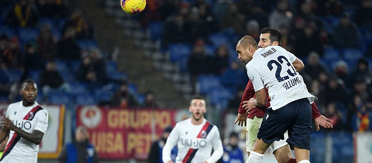 Danilo, leader indiscusso della retroguardia rossoblù e non solo, si è presentato in mixed zone al termine di Roma-Bologna e ha commentato così la fantastica vittoria per 3-2 ottenuta dai rossoblù: Vince chi segna di più – «Il nostro stile di gioco ci porta a rischiare di prendere gol, oggi la nostra linea difensiva è stata spesso a ridosso del centrocampo. È l’impronta che ci ha dato il mister fin dal primo giorno, io stesso ormai ripeto spesso ai miei compagni che l’importante è segnare un gol in più degli altri. La difesa è un meccanismo complesso, appena si sbaglia un movimento si rischia di incassare una rete e oggi è successo due volte, ma allo stesso tempo credo che potessimo segnarne quattro o cinque, per cui va bene così». Un unico rammarico – «Siamo un bel gruppo, eravamo uniti sin dall’inizio dell’anno e ci siamo cementati ancora di più dopo la malattia del mister. Ora vedo un sacco di ragazzi giovani divertirsi in campo e sono contento, io stesso mi diverto e mi rammarico per aver conosciuto Mihajlovic così avanti nella mia carriera». Una gara per volta – «L’anno scorso arrivando decimi abbiamo fatto un mezzo miracolo, quest’anno abbiamo dovuto affrontare una serie di difficoltà dovute alla malattia del mister e ai tanti infortuni, ma ora tutto sta cominciando a girare, anche grazie a un mercato di gennaio molto intelligente che ci sta dando una grande mano. Dobbiamo continuare così, riposarci ma poi guardare subito alla prossima partita, perché sappiamo che basta una sconfitta per far cambiare il tono dei commenti». Idee chiare – «Per mantenere questa classifica e questo trend di risultati dobbiamo approcciare le prossime due gare in casa come abbiamo fatto nei primi tempi contro Brescia e Verona, perché troveremo squadre difficili da affrontare per quello che è il nostro gioco. Loro proveranno a chiudersi, il nostro compito sarà invece quello di cercare subito di sbloccare la gara e centrare altri successi».