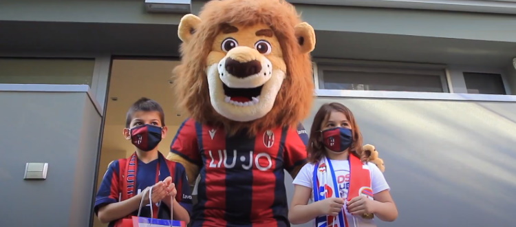 Uno speciale kit per i bambini del Kids Club rossoblù, a consegnarlo è la mascotte Nettuno