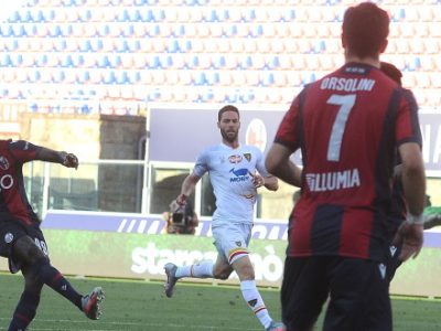 Il Bologna fa, disfa e alla fine vince col solito Barrow: Lecce piegato 3-2, migliorato il record di punti dell'era Saputo