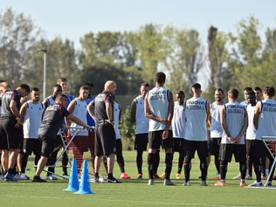 Lavoro atletico al mattino e tattico al pomeriggio per il Bologna, Hickey in gruppo