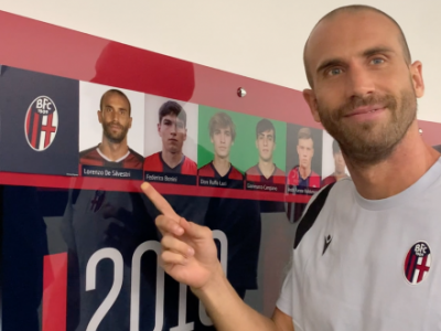 De Silvestri, Hickey e Vignato scoprono la loro foto nella 'Galleria del Tempo' dello stadio Dall'Ara