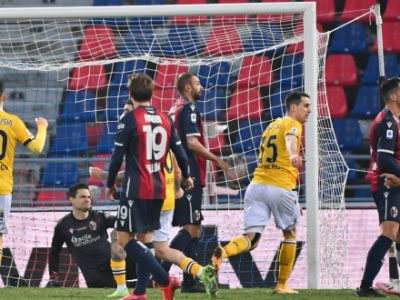 Bologna quasi perfetto per un tempo, poi rosso a Svanberg e assedio Udinese: rossoblù stoici fino al 92', poi Arslan fa 2-2