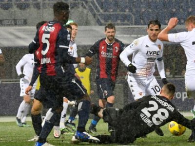 Bologna, un punticino sotto la neve: Viola risponde a Sansone, col Benevento è solo 1-1