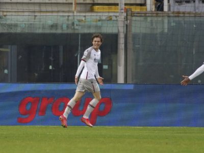 Il Bologna scherza con le coronarie dei suoi tifosi: sotto 2-0 a Crotone, rimonta e vince 3-2 con Soumaoro, Schouten e Skov Olsen