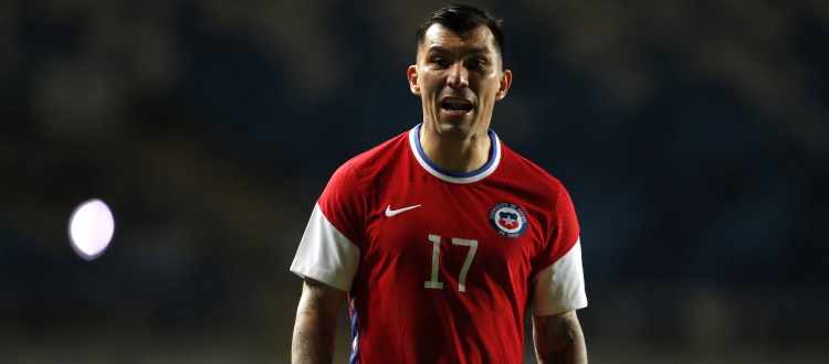 Novanta minuti da difensore per Medel nella vittoria 2-1 del suo Cile contro la Bolivia
