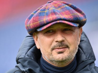 Mihajlovic nella Hall of Fame FIGC, la moglie Arianna dona una divisa e una maglia del Bologna: 