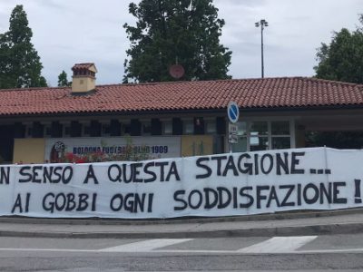 Striscione per il Bologna fuori da Casteldebole, i tifosi chiedono una grande prova contro la Juventus