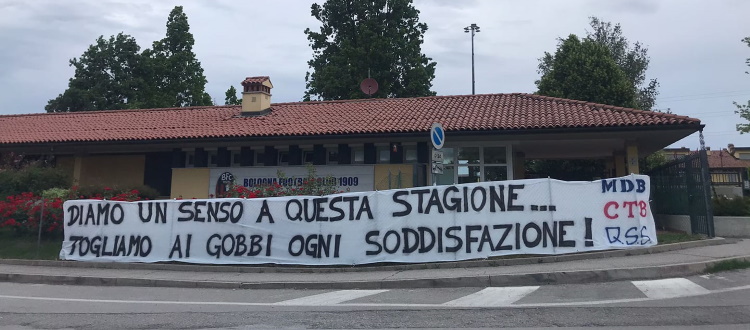 Striscione per il Bologna fuori da Casteldebole, i tifosi chiedono una grande prova contro la Juventus