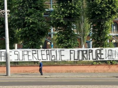 Bologna è carica per la sfida di stasera, nuovo striscione fuori dal Dall'Ara. E Sansone: 