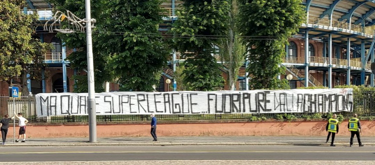 Bologna è carica per la sfida di stasera, nuovo striscione fuori dal Dall'Ara. E Sansone: "Non voglio che la Juventus vada in Champions"