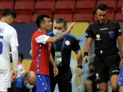 Brutta serata per Medel in Cile-Paraguay 0-2: lite con gli avversari, rigore causato e infortunio muscolare