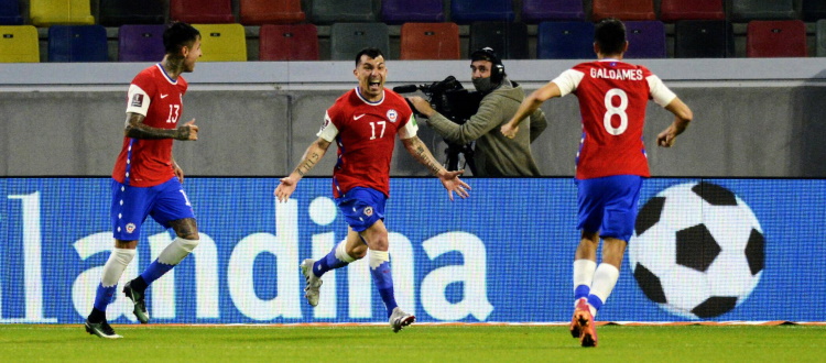 Col Cile è tutto un altro Medel: ottima prova e assist nell'1-1 contro l'Argentina, resta in panchina Dominguez