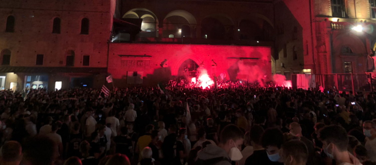 Virtus Bologna campione d'Italia: le foto e i video della festa bianconera in piazza Maggiore