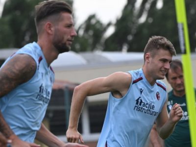 Doppia seduta per il Bologna, Vignato in gruppo. Domani allenamento al mattino e partenza verso Altach