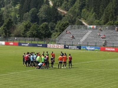 Prosegue il lavoro del Bologna a Pinzolo: tattica al mattino, palestra al pomeriggio. Domani riposo e pranzo in quota, giovedì la ripresa