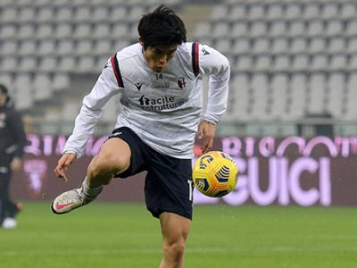 Piccoli passi avanti del Tottenham per Tomiyasu, ma l’offerta dei londinesi non soddisfa ancora il Bologna