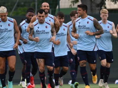 Tra i convocati di Mihajlovic per il doppio test contro il Liverpool si rivedono Dominguez, Medel e Skov Olsen