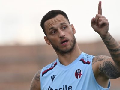 Anche a Casteldebole un minuto di silenzio ricordando il 2 agosto 1980. Per Arnautovic numero 9 e prima sgambata, domani la presentazione