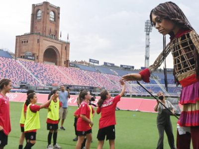 'The Walk - Il Cammino', la Piccola Amal al Dall'Ara con i bambini della Scuola Calcio del Bologna