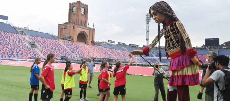 'The Walk - Il Cammino', la Piccola Amal al Dall'Ara con i bambini della Scuola Calcio del Bologna